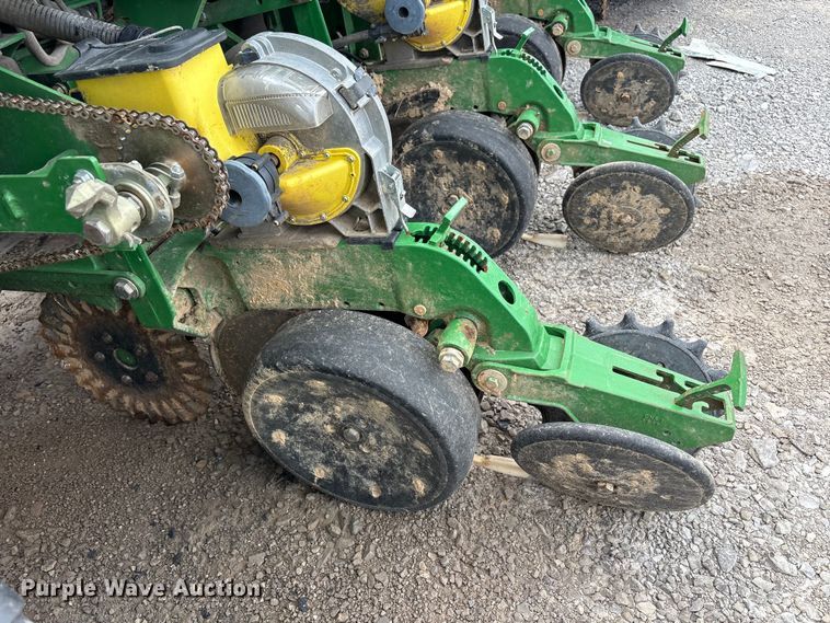 image for item YA0850 2011 John Deere 1790 split row planter