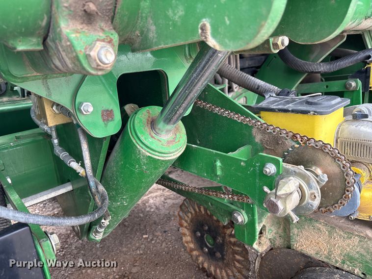image for item YA0850 2011 John Deere 1790 split row planter