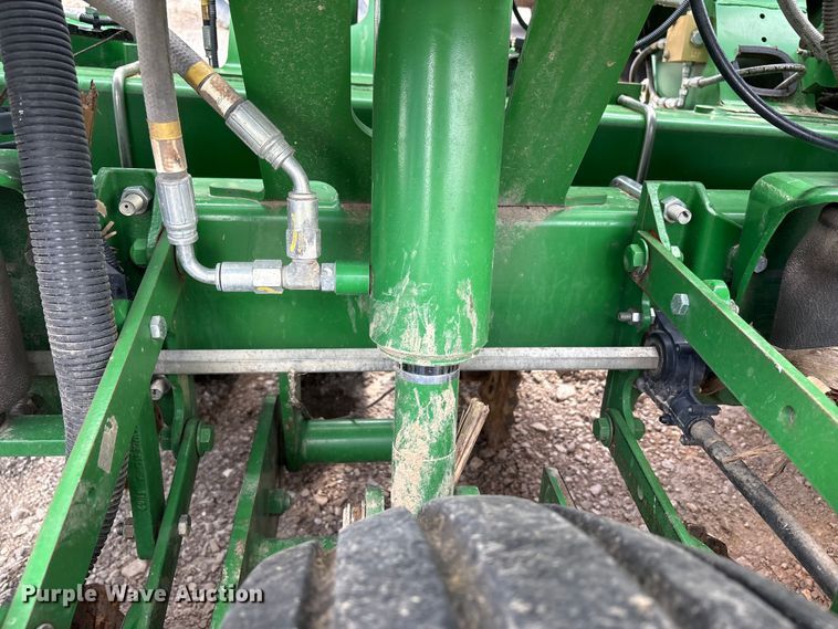 image for item YA0850 2011 John Deere 1790 split row planter