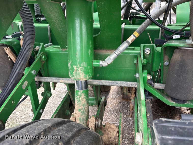 image for item YA0850 2011 John Deere 1790 split row planter