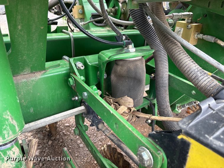 image for item YA0850 2011 John Deere 1790 split row planter