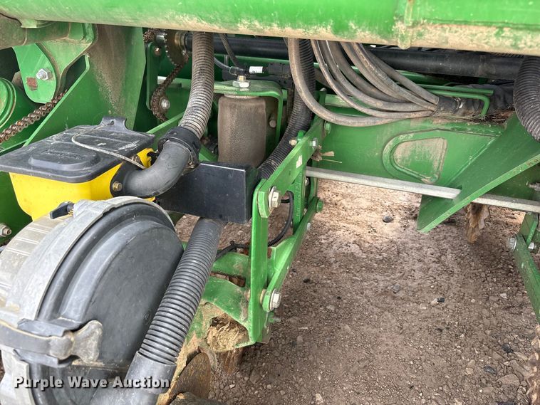 image for item YA0850 2011 John Deere 1790 split row planter