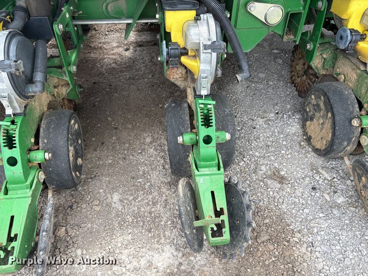 image for item YA0850 2011 John Deere 1790 split row planter