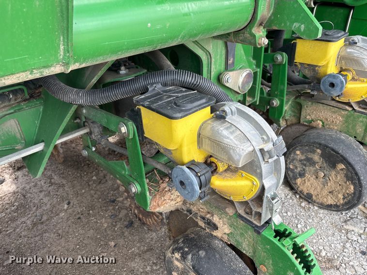 image for item YA0850 2011 John Deere 1790 split row planter