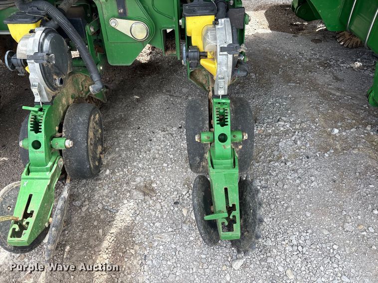 image for item YA0850 2011 John Deere 1790 split row planter