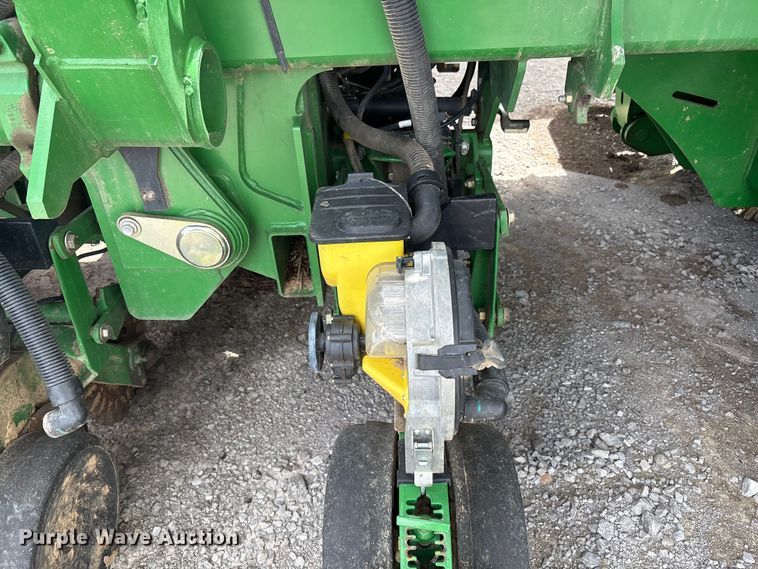 image for item YA0850 2011 John Deere 1790 split row planter