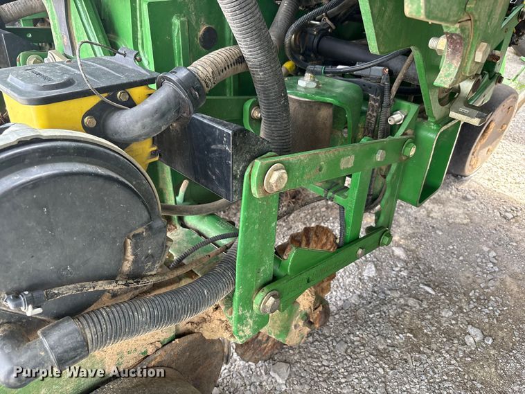 image for item YA0850 2011 John Deere 1790 split row planter