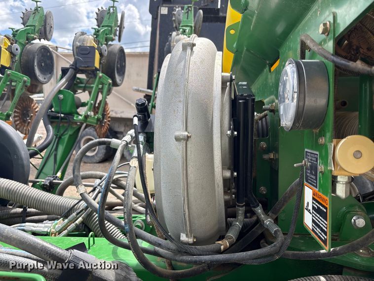 image for item YA0850 2011 John Deere 1790 split row planter