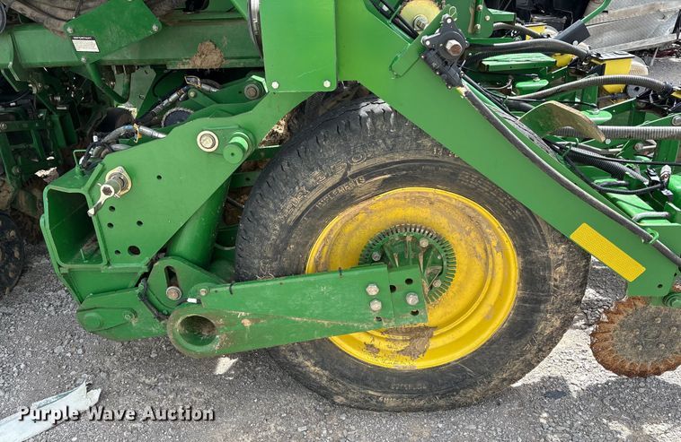 image for item YA0850 2011 John Deere 1790 split row planter