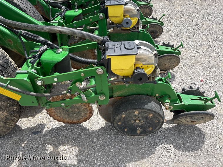 image for item YA0850 2011 John Deere 1790 split row planter