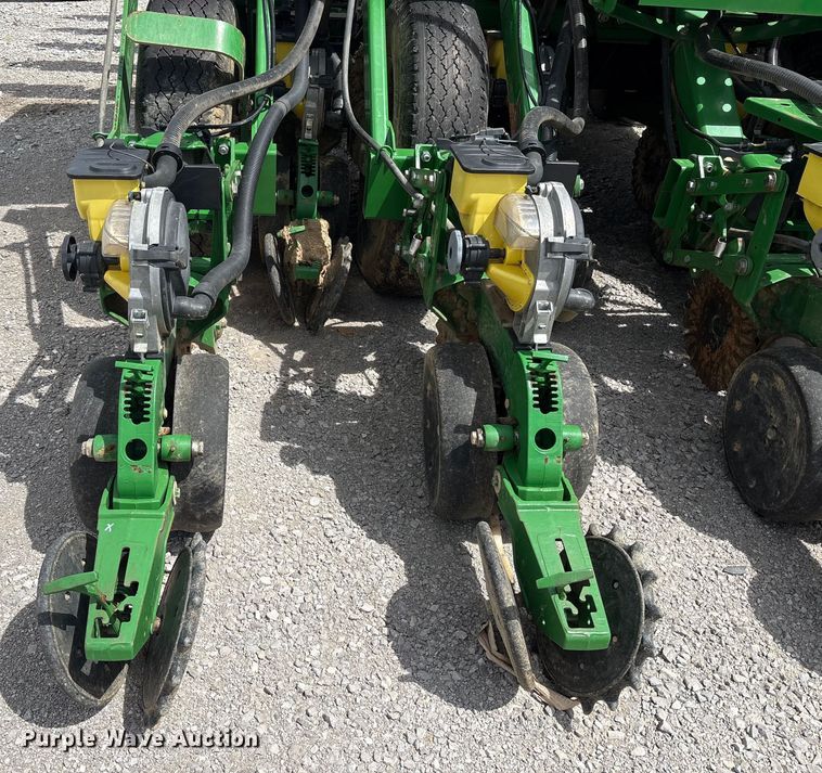 image for item YA0850 2011 John Deere 1790 split row planter