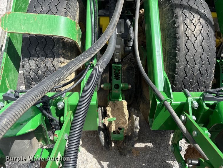 image for item YA0850 2011 John Deere 1790 split row planter