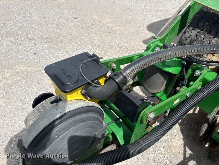 image for item YA0850 2011 John Deere 1790 split row planter