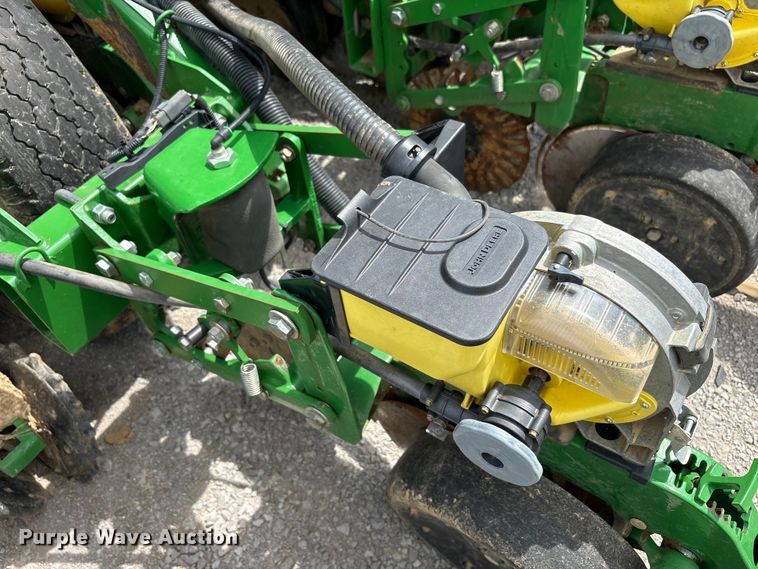 image for item YA0850 2011 John Deere 1790 split row planter