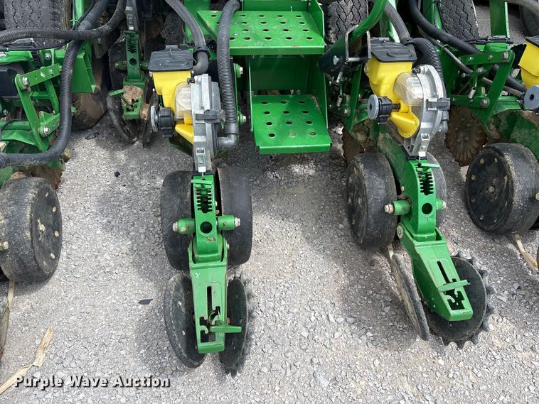 image for item YA0850 2011 John Deere 1790 split row planter