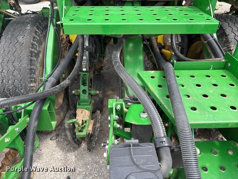 image for item YA0850 2011 John Deere 1790 split row planter