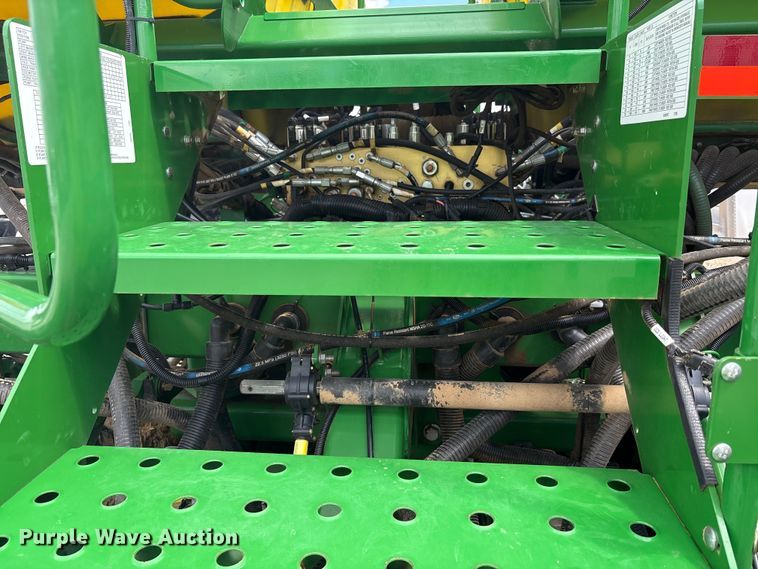 image for item YA0850 2011 John Deere 1790 split row planter