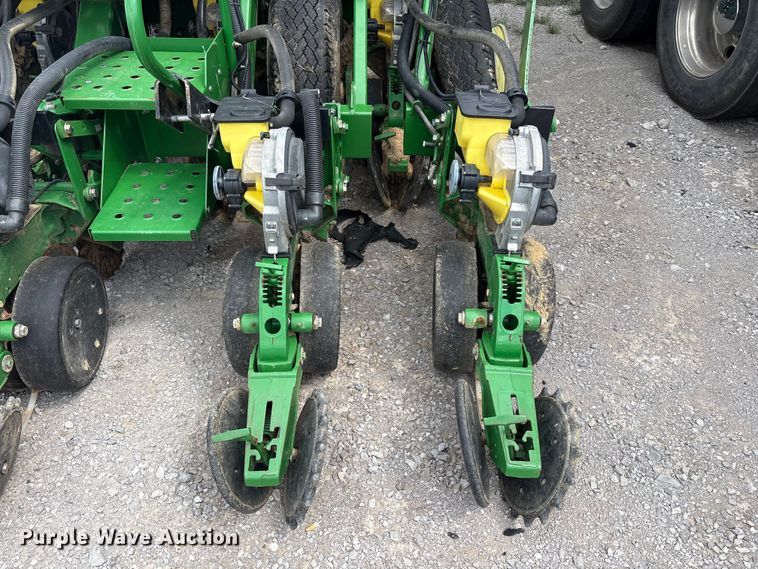 image for item YA0850 2011 John Deere 1790 split row planter