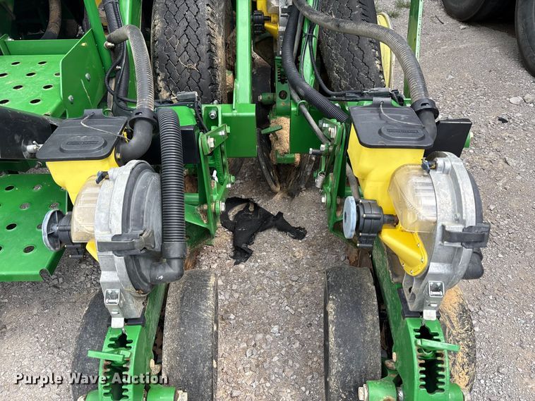 image for item YA0850 2011 John Deere 1790 split row planter