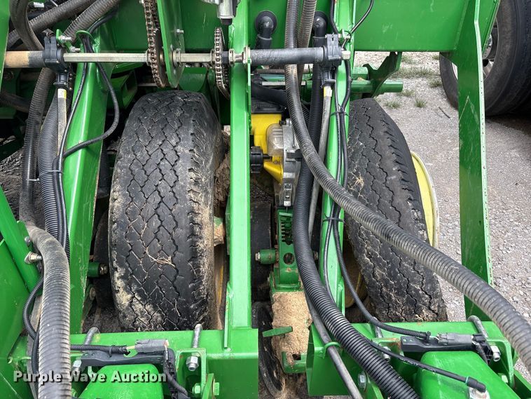 image for item YA0850 2011 John Deere 1790 split row planter