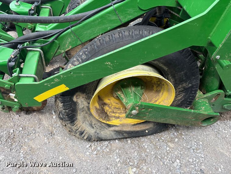 image for item YA0850 2011 John Deere 1790 split row planter