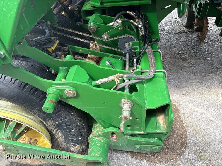 image for item YA0850 2011 John Deere 1790 split row planter