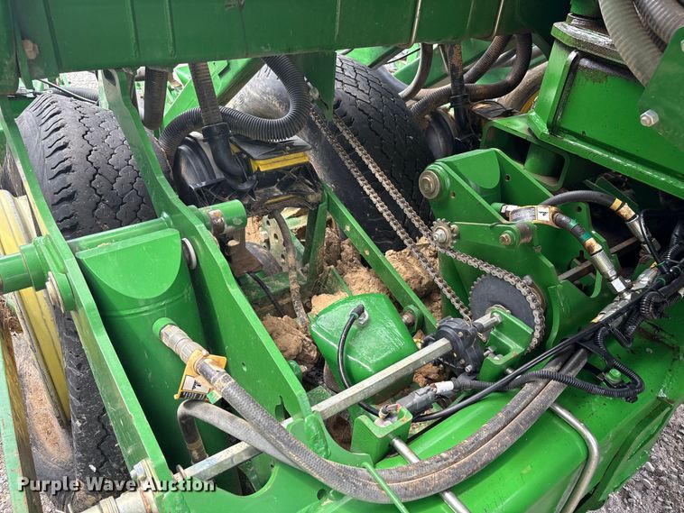 image for item YA0850 2011 John Deere 1790 split row planter