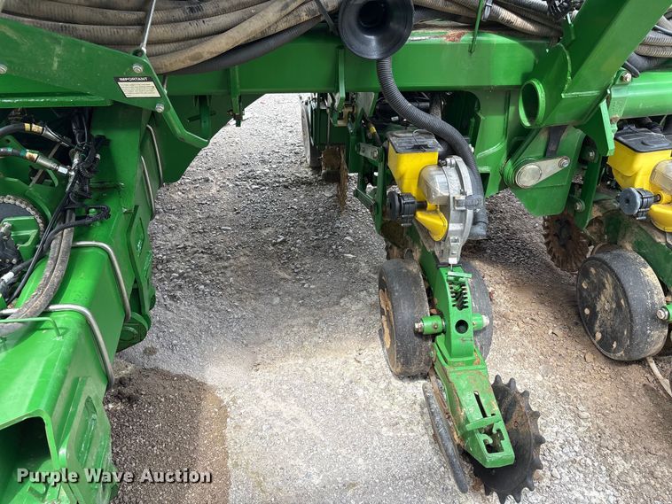 image for item YA0850 2011 John Deere 1790 split row planter