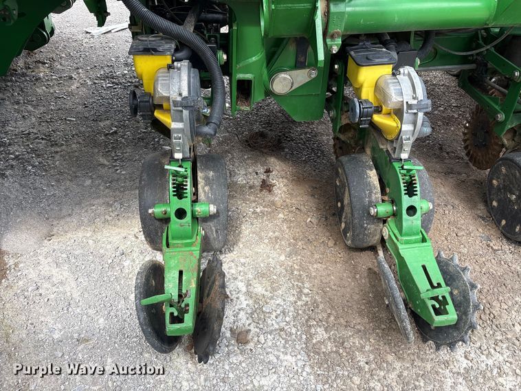image for item YA0850 2011 John Deere 1790 split row planter