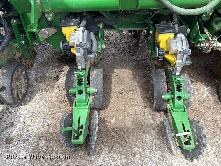 image for item YA0850 2011 John Deere 1790 split row planter