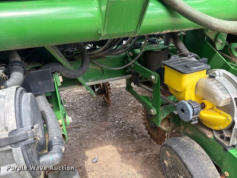 image for item YA0850 2011 John Deere 1790 split row planter