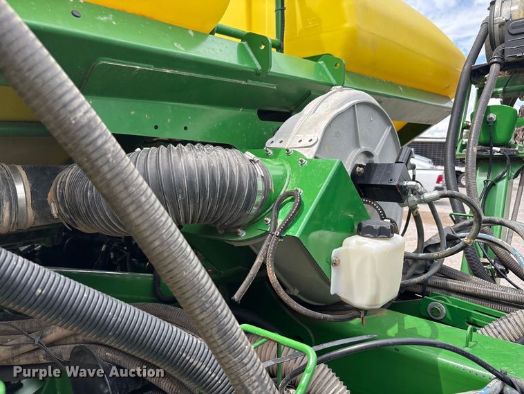 image for item YA0850 2011 John Deere 1790 split row planter