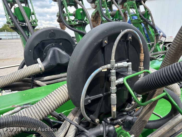 image for item YA0850 2011 John Deere 1790 split row planter