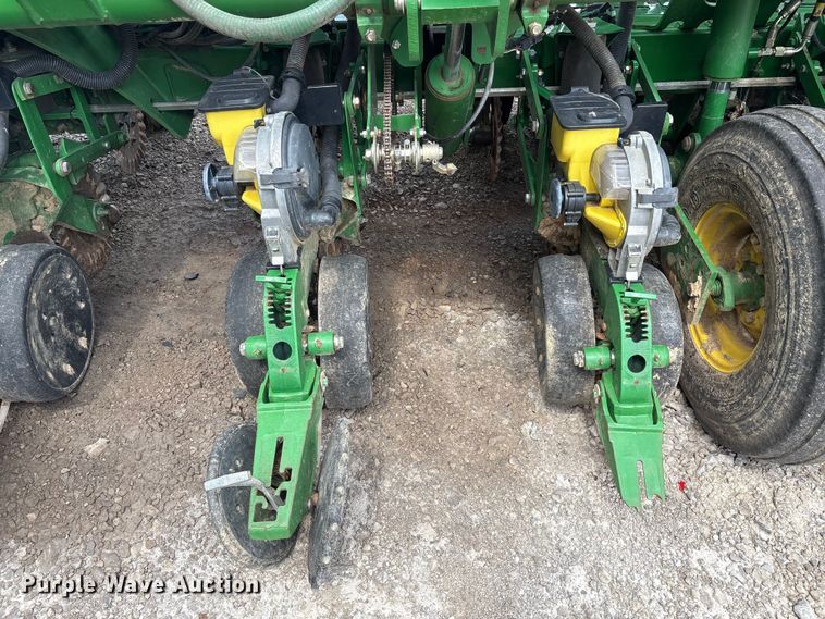 image for item YA0850 2011 John Deere 1790 split row planter