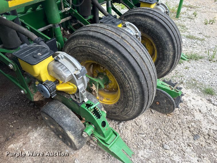 image for item YA0850 2011 John Deere 1790 split row planter