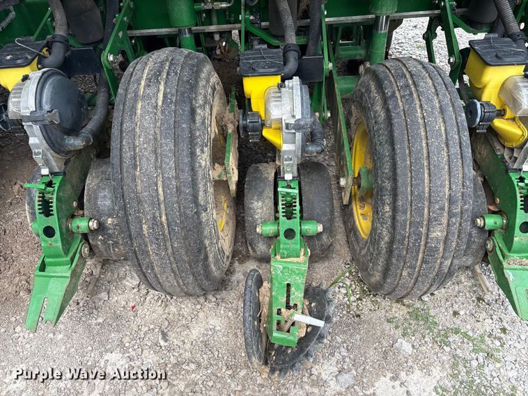 image for item YA0850 2011 John Deere 1790 split row planter