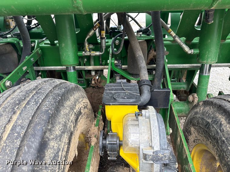image for item YA0850 2011 John Deere 1790 split row planter