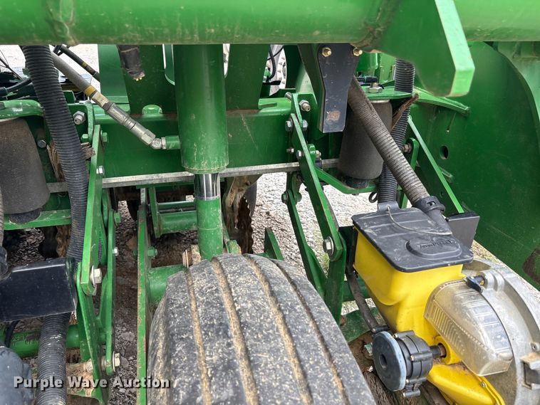 image for item YA0850 2011 John Deere 1790 split row planter