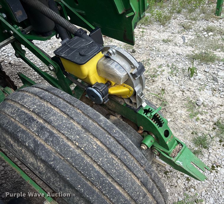 image for item YA0850 2011 John Deere 1790 split row planter