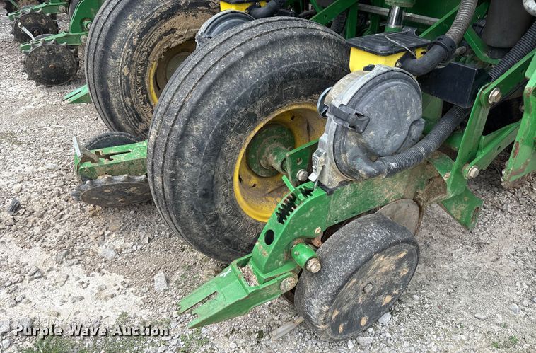 image for item YA0850 2011 John Deere 1790 split row planter