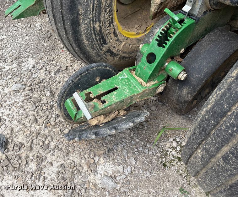 image for item YA0850 2011 John Deere 1790 split row planter
