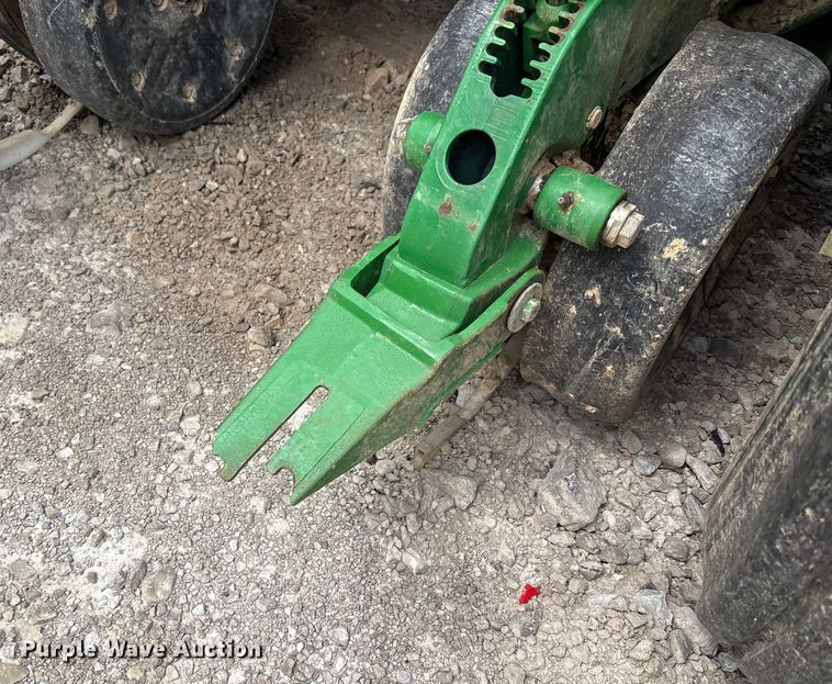 image for item YA0850 2011 John Deere 1790 split row planter