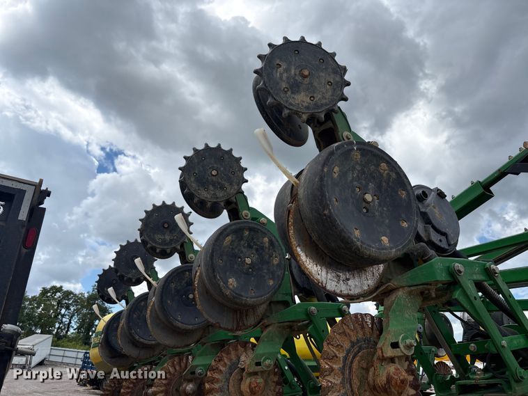 image for item YA0850 2011 John Deere 1790 split row planter