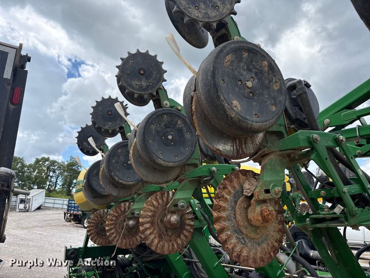 image for item YA0850 2011 John Deere 1790 split row planter