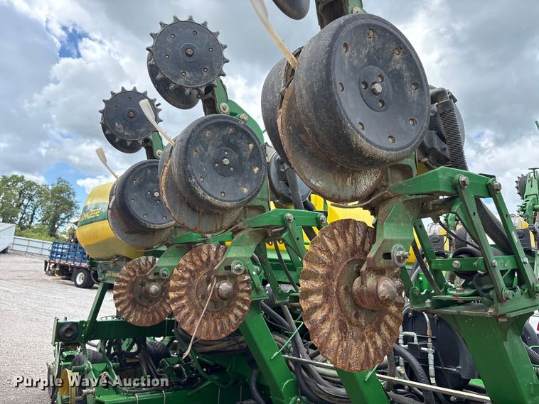 image for item YA0850 2011 John Deere 1790 split row planter