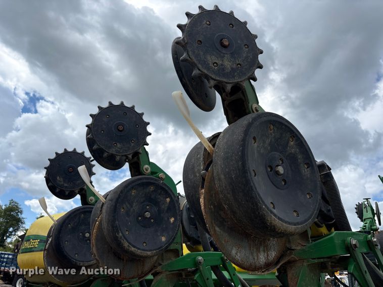 image for item YA0850 2011 John Deere 1790 split row planter