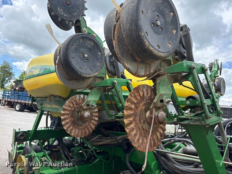 image for item YA0850 2011 John Deere 1790 split row planter