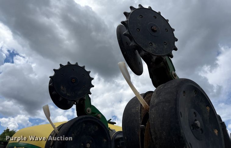 image for item YA0850 2011 John Deere 1790 split row planter