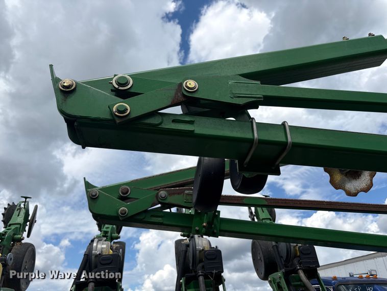 image for item YA0850 2011 John Deere 1790 split row planter