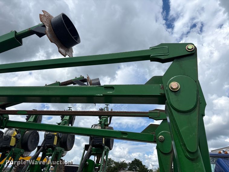 image for item YA0850 2011 John Deere 1790 split row planter